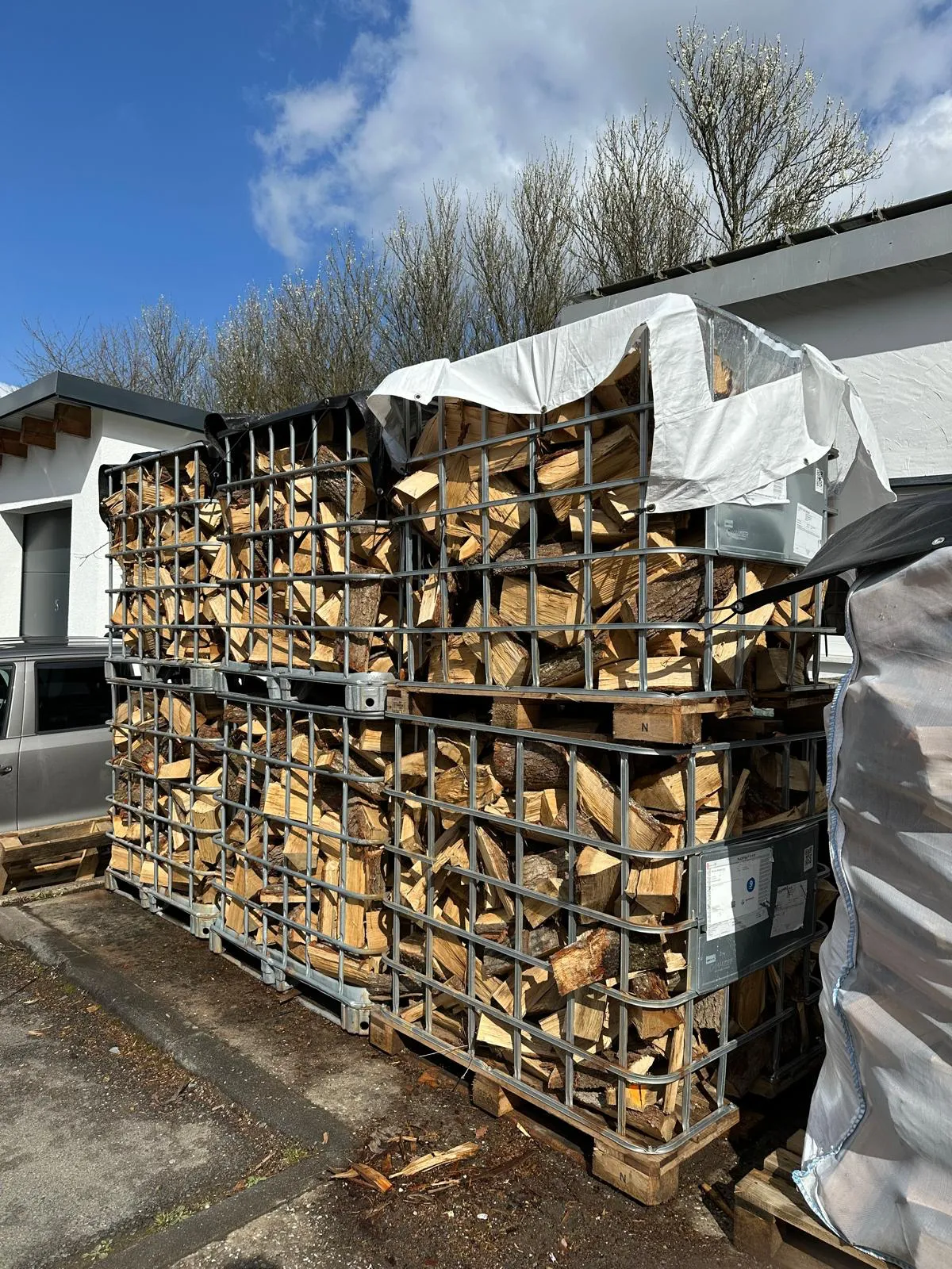 Ofenfertig gespaltenes Brennholz in Gitterboxen
